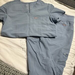 Dusty blue woman’s figs one pocket top
